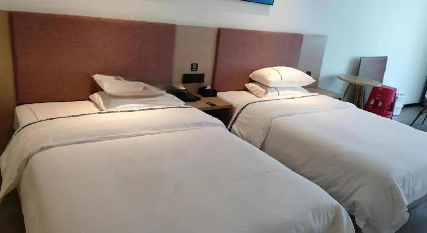 Bed in City Comfort Inn Wuhan Optics Valley Technology Exhibition Center