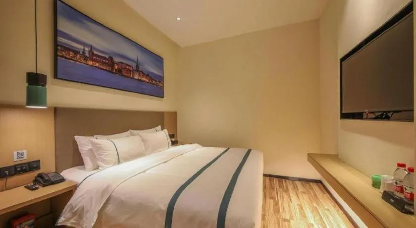 Bed in City Comfort Inn Wuhan Optics Valley Technology Exhibition Center