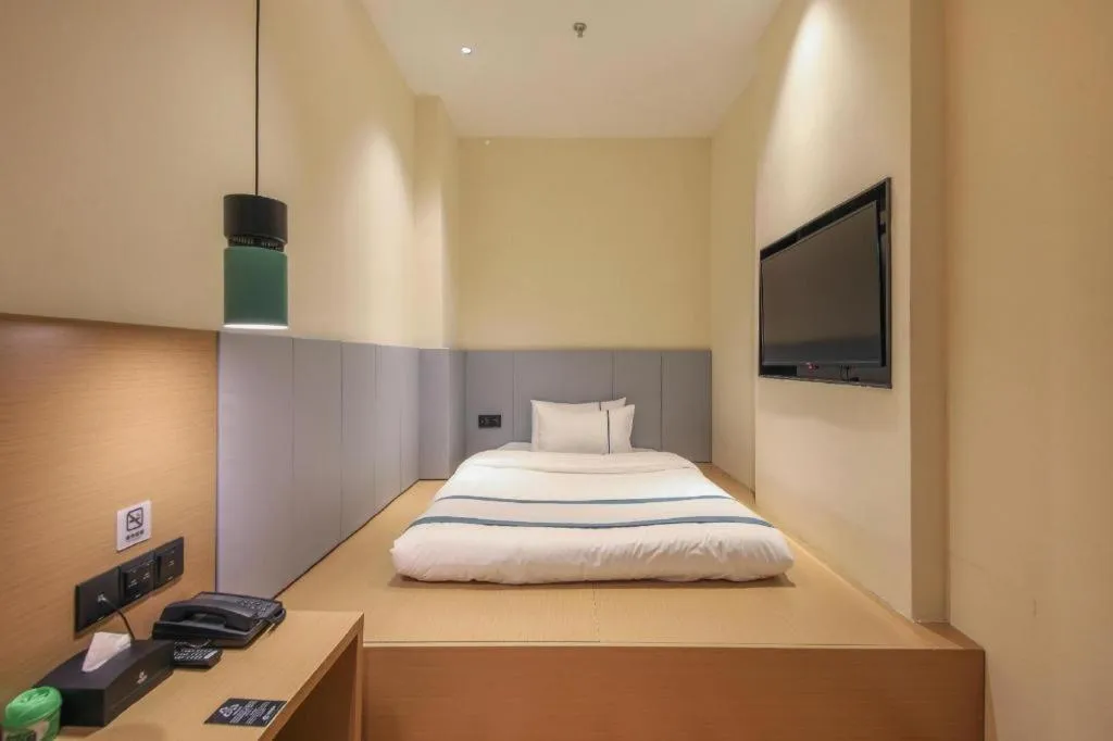 Bed in City Comfort Inn Wuhan Optics Valley Technology Exhibition Center