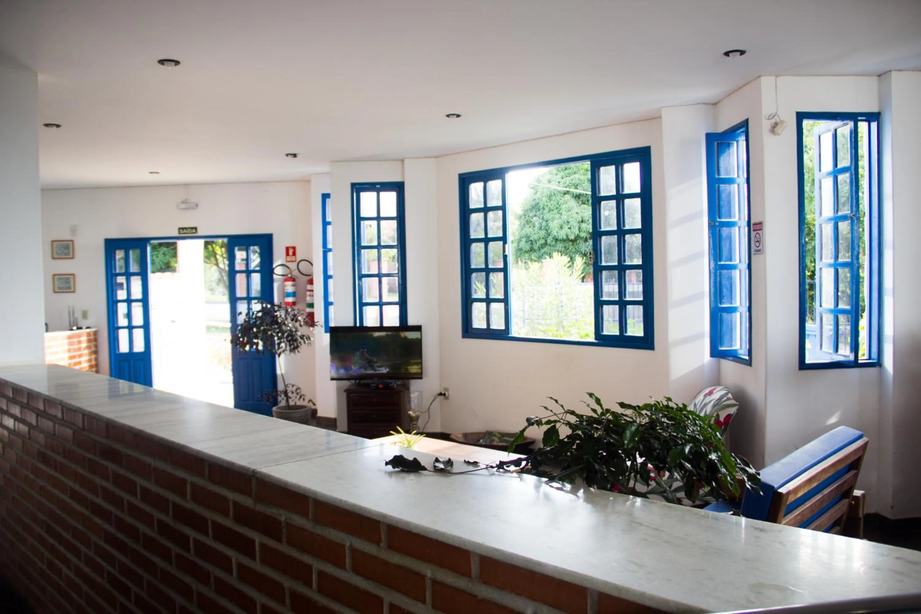 Communal lounge/ TV room in Pousada das Flores