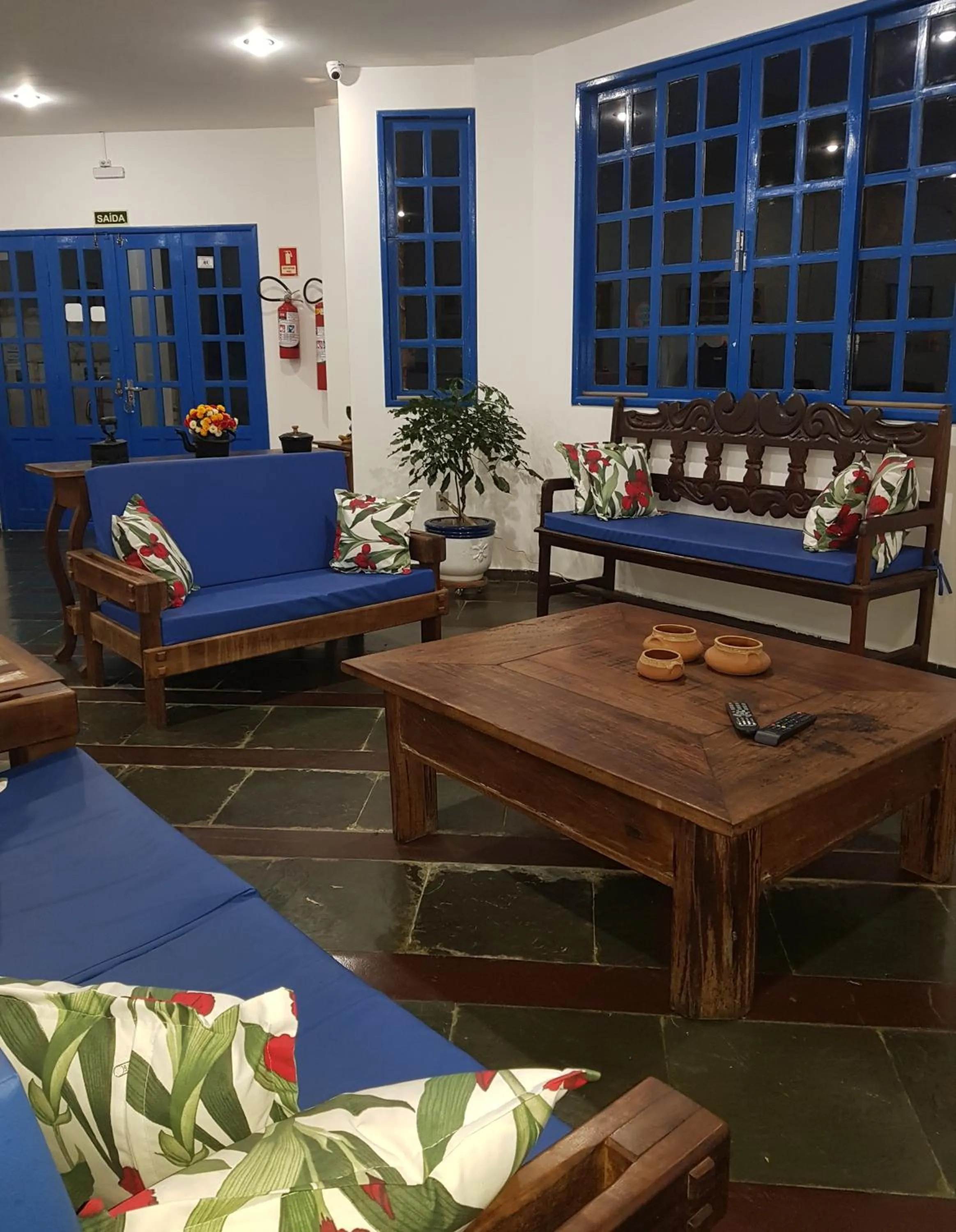 Communal lounge/ TV room in Pousada das Flores