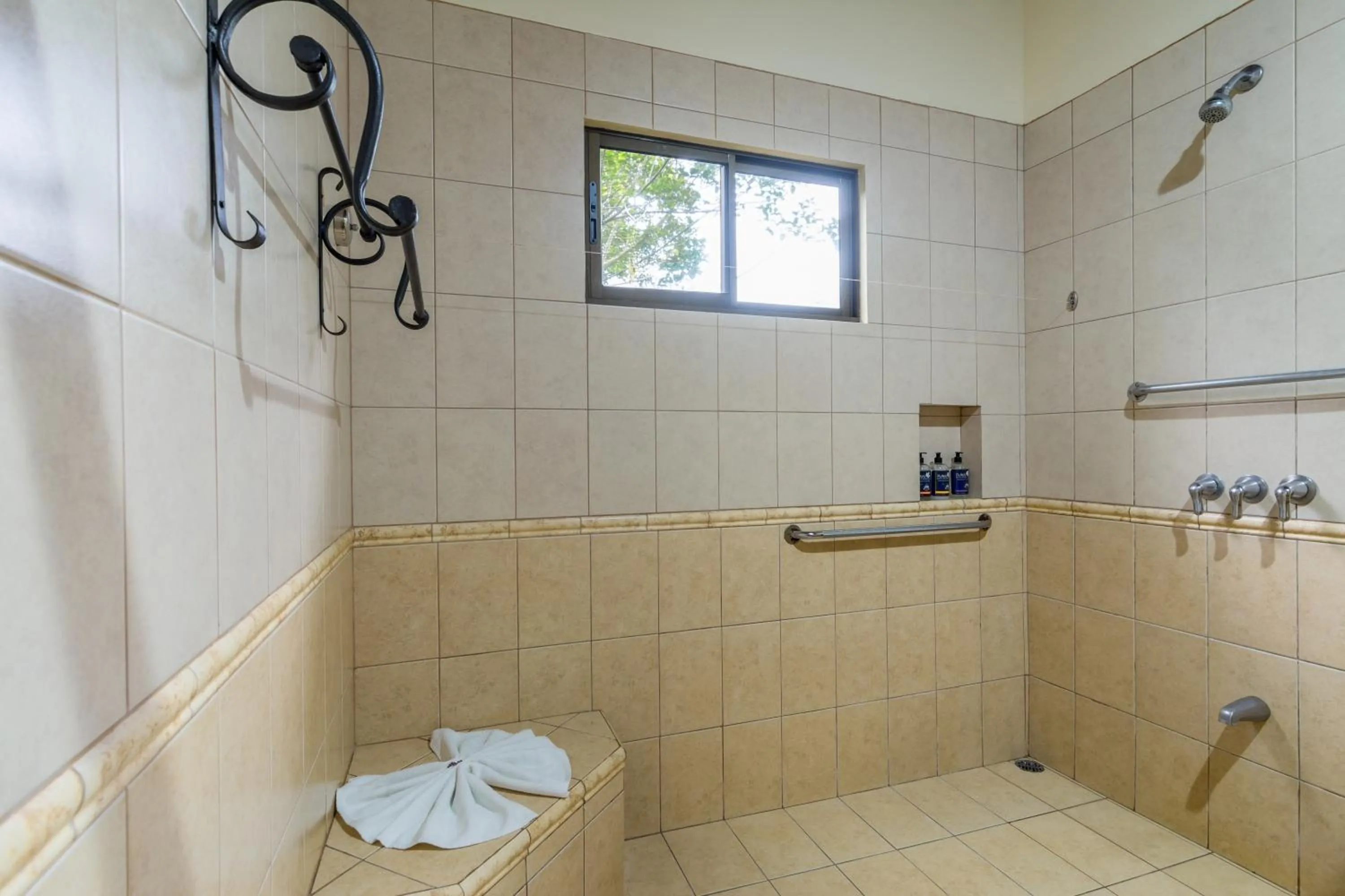 Shower in Hotel El Silencio del Campo