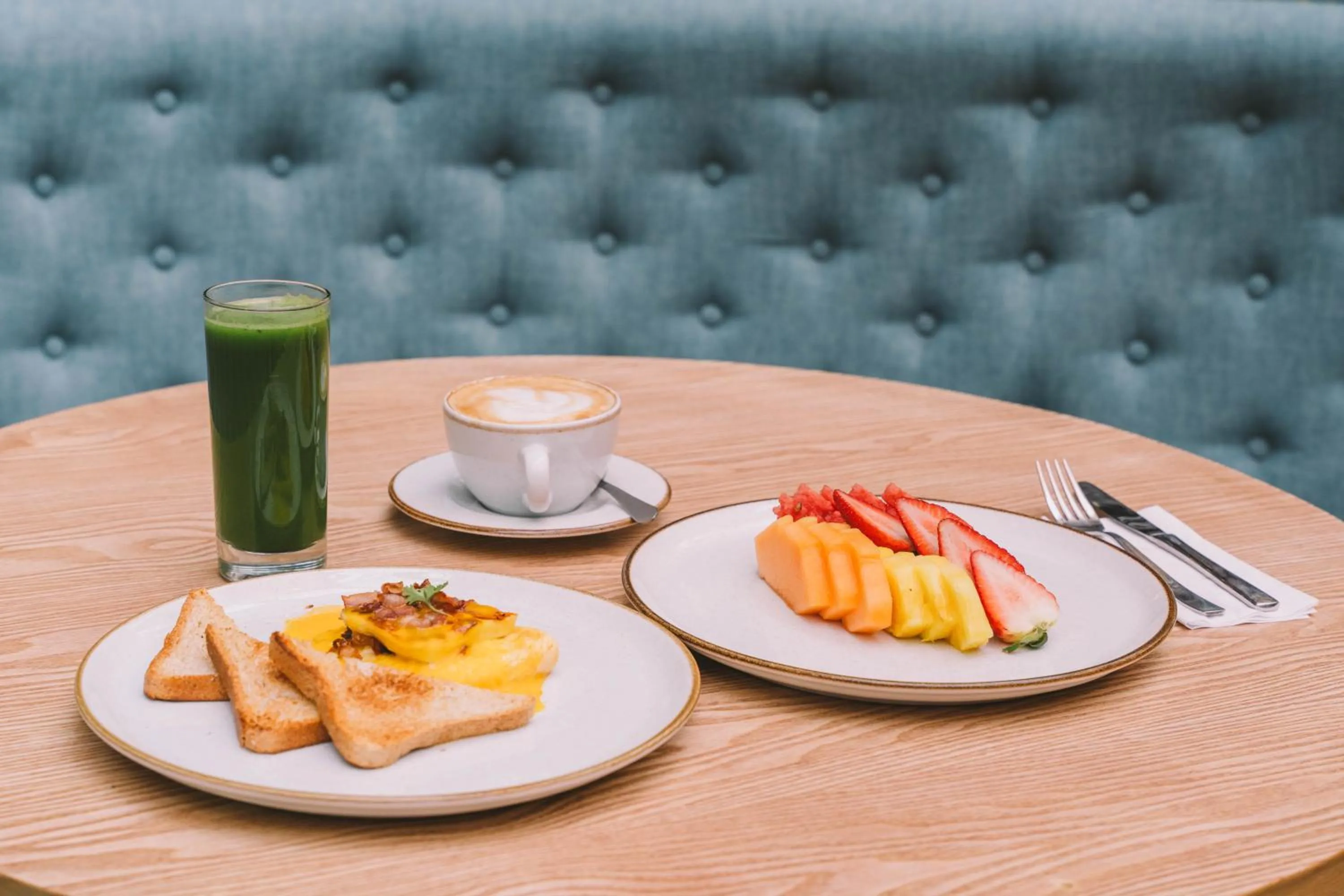 Breakfast in Holiday Inn Express & Suites Bogota Zona G By IHG