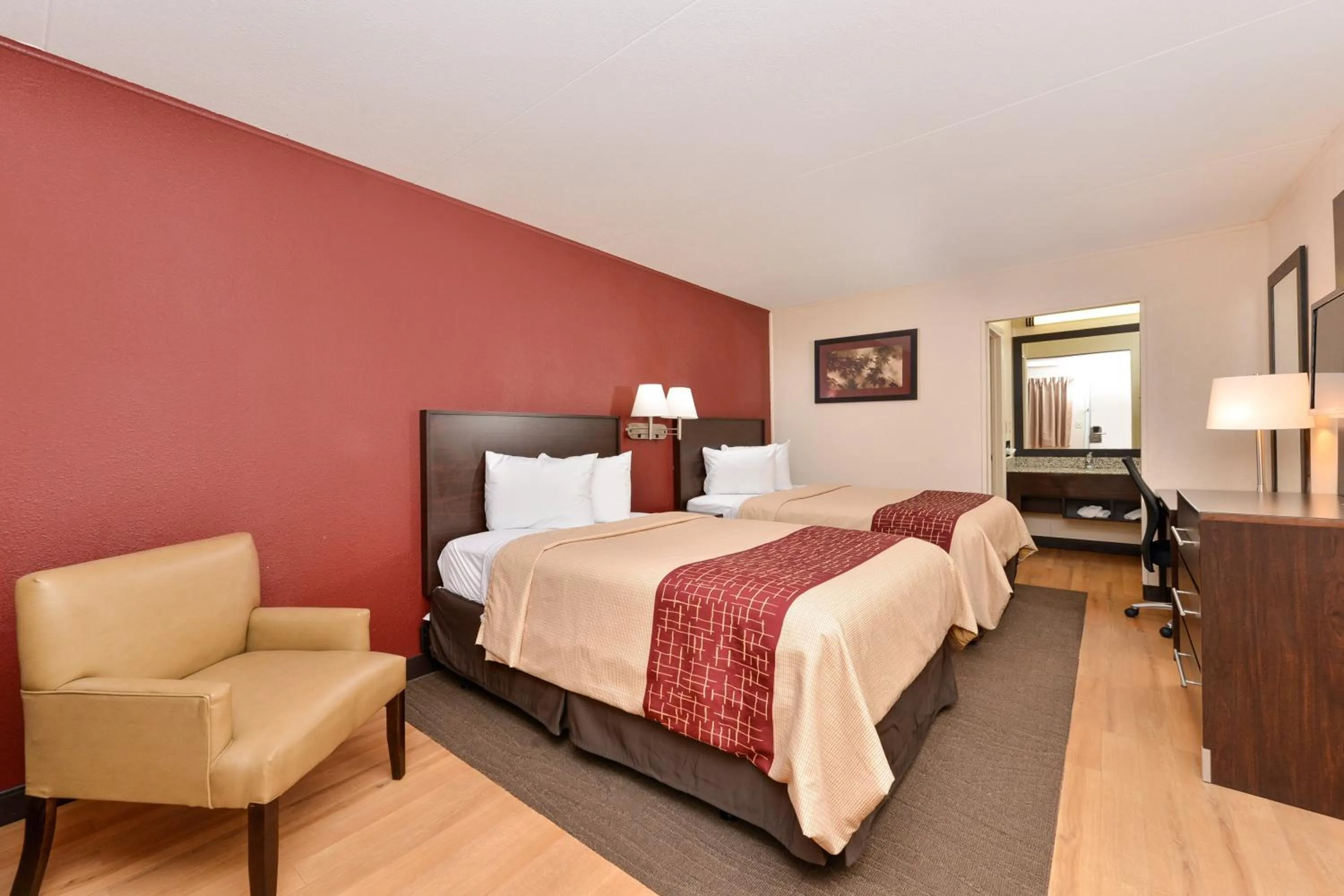 Photo of the whole room, Bed in Red Roof Inn Marietta