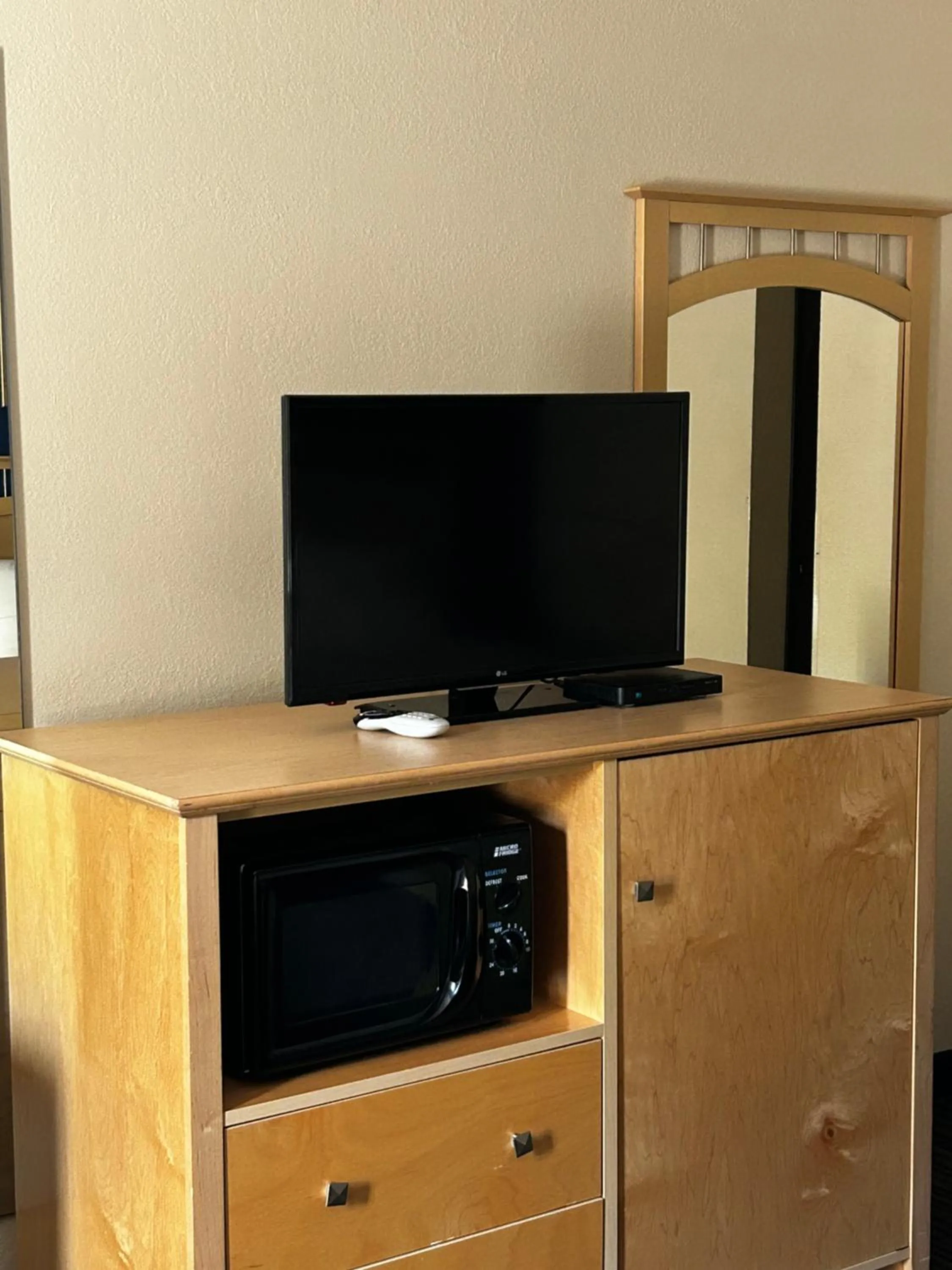 TV and multimedia in Ameristay Inn & Suites