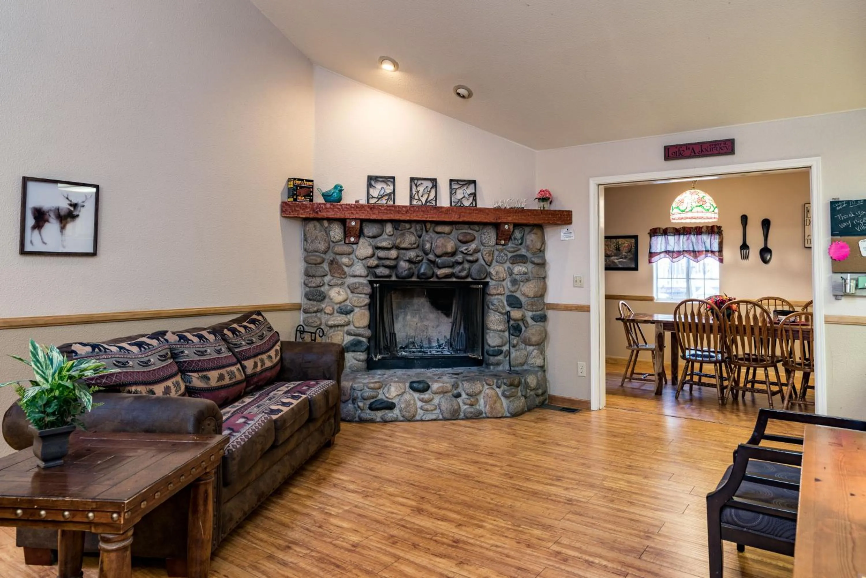 Living room in Inside Yosemite Winter Wonderland