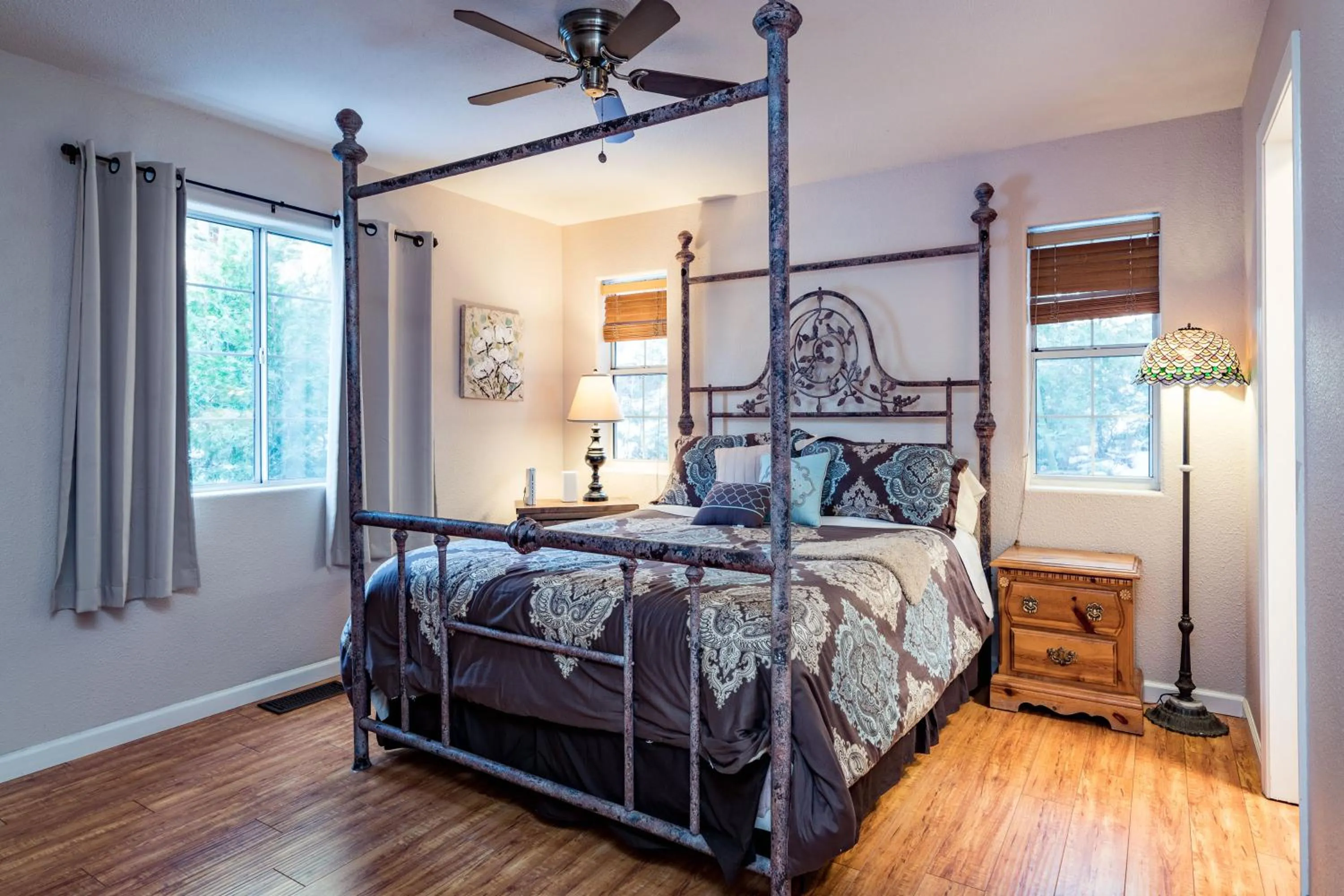 Bedroom, Bed in Inside Yosemite Winter Wonderland