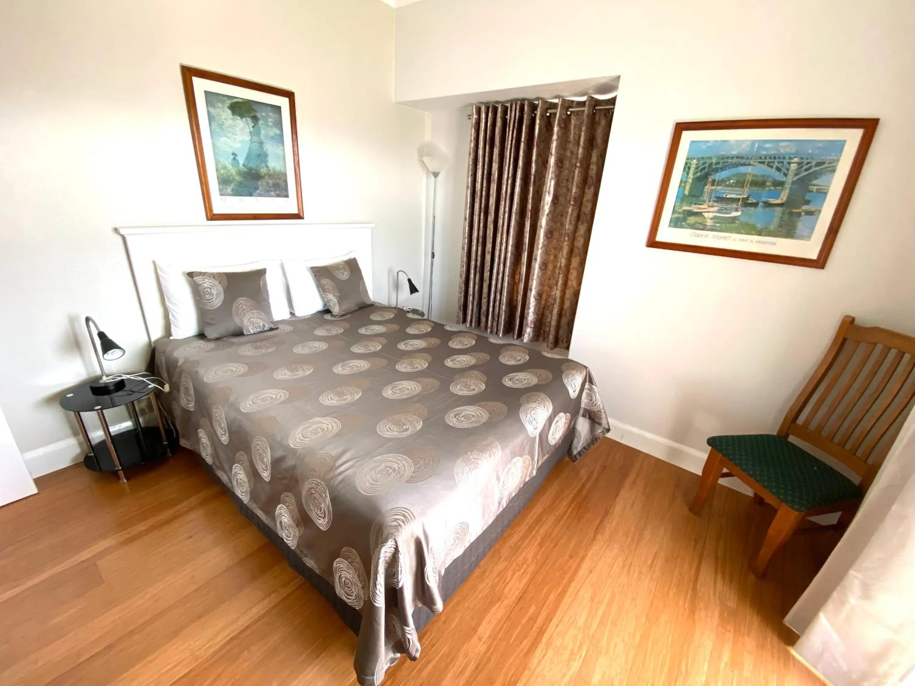 Bed in Hampton Court Apartments