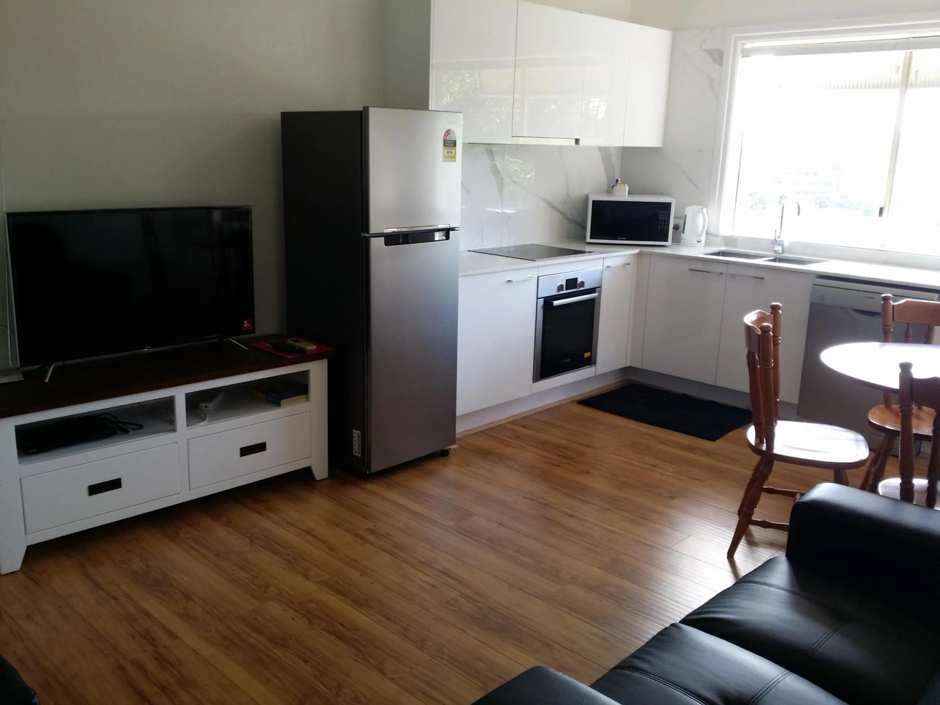 Restaurant/places to eat in Hampton Court Apartments