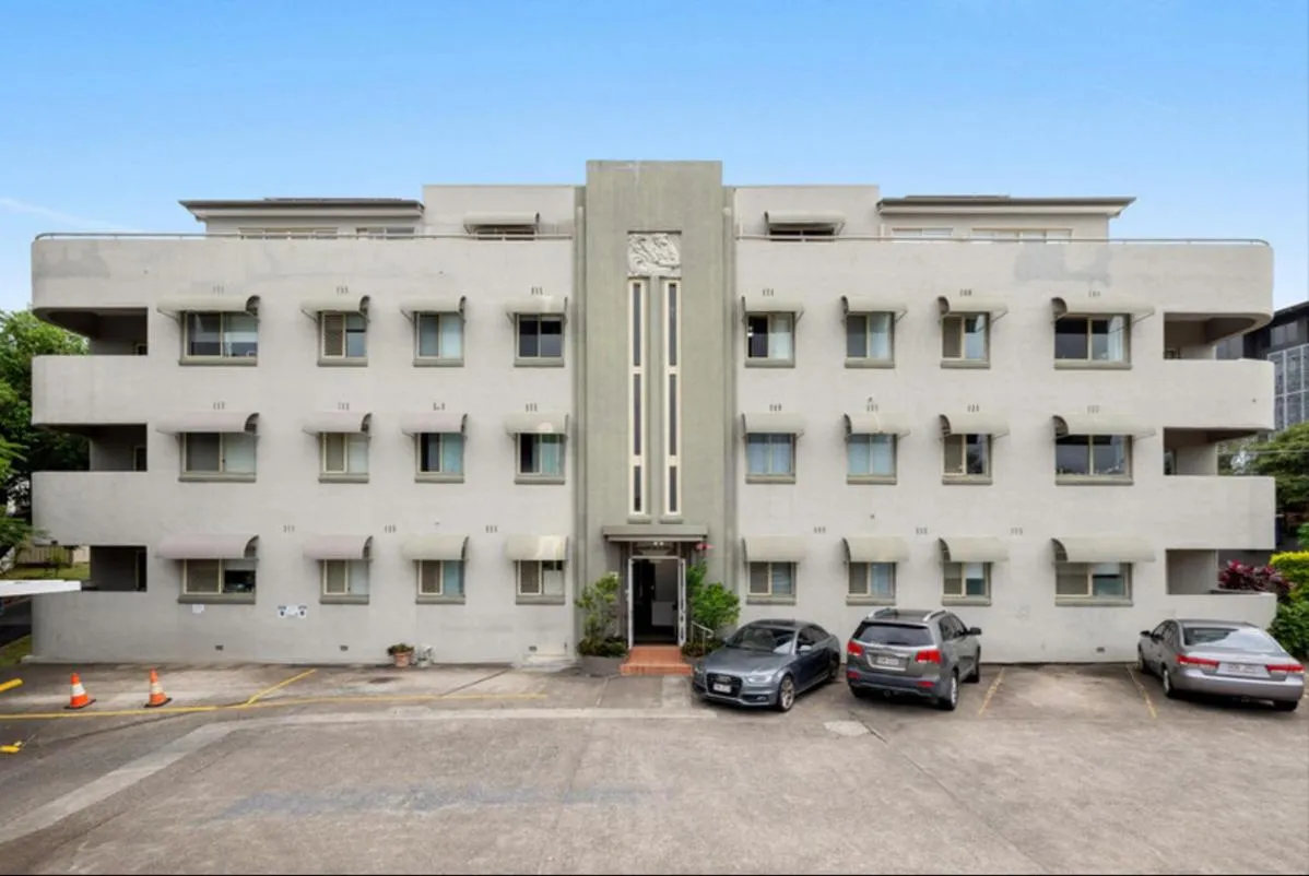 Two-Bedroom Apartment with City View in Hampton Court Apartments