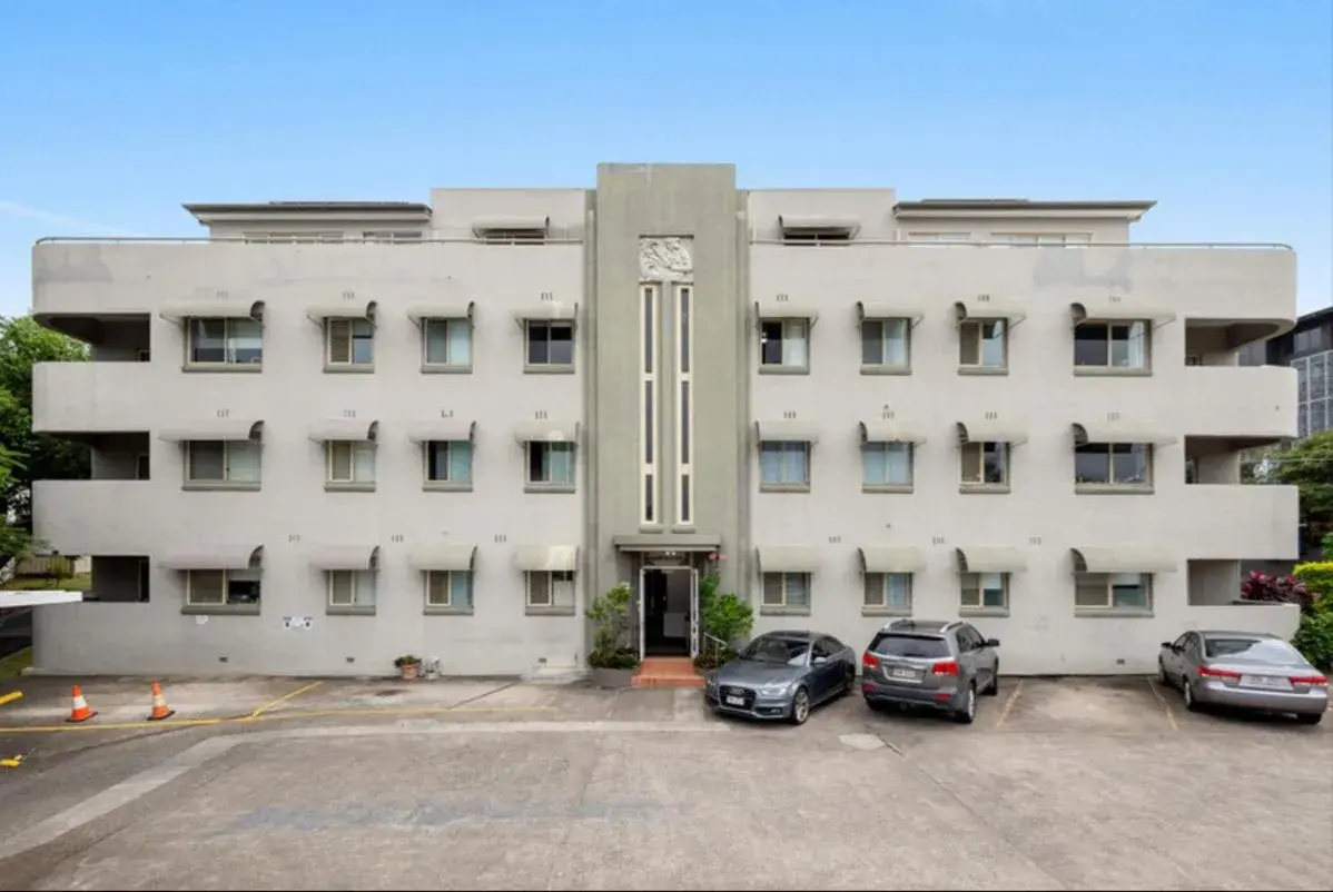Two-Bedroom Apartment with City View in Hampton Court Apartments Two-Bedroom Apartment with City View in Hampton Court Apartments
