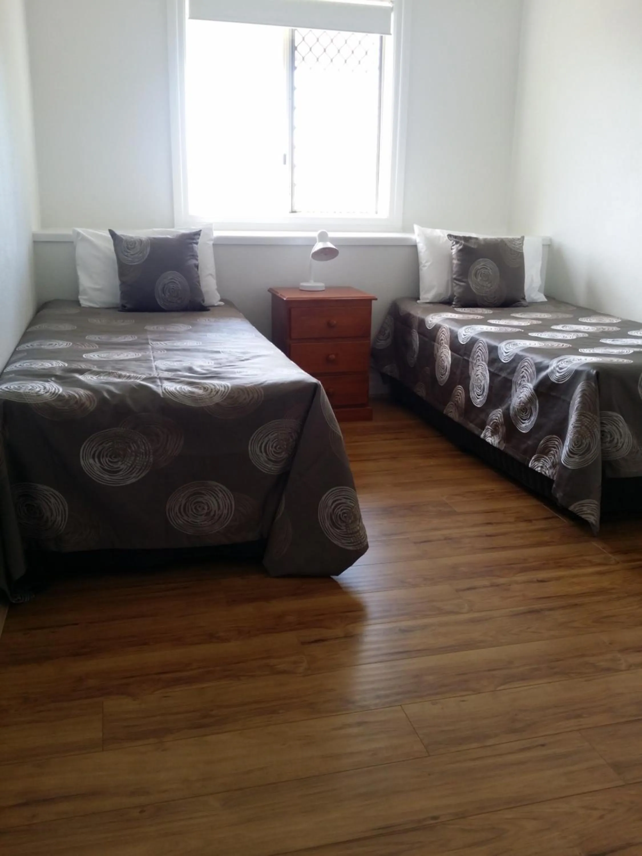 Shower, Bed in Hampton Court Apartments