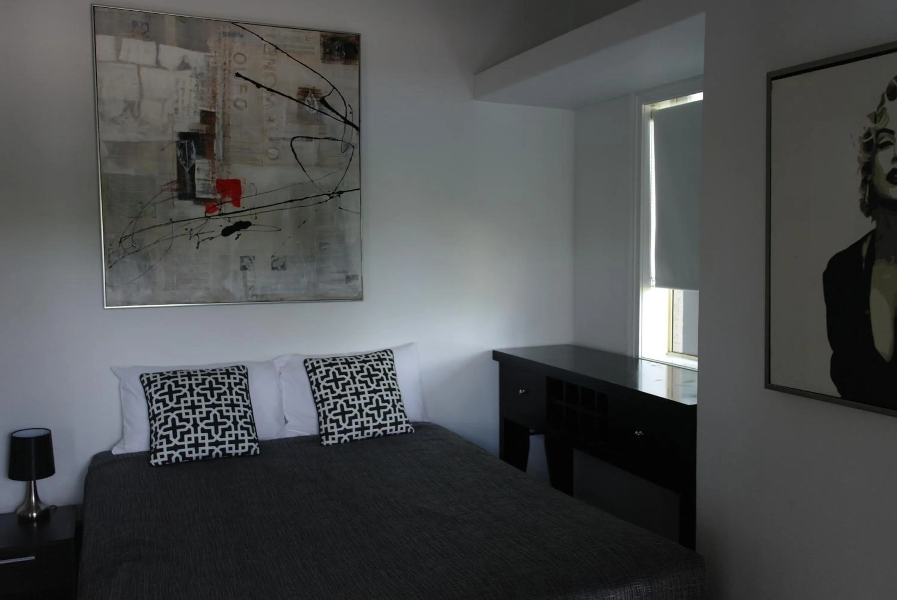Bedroom, Bed in Hampton Court Apartments