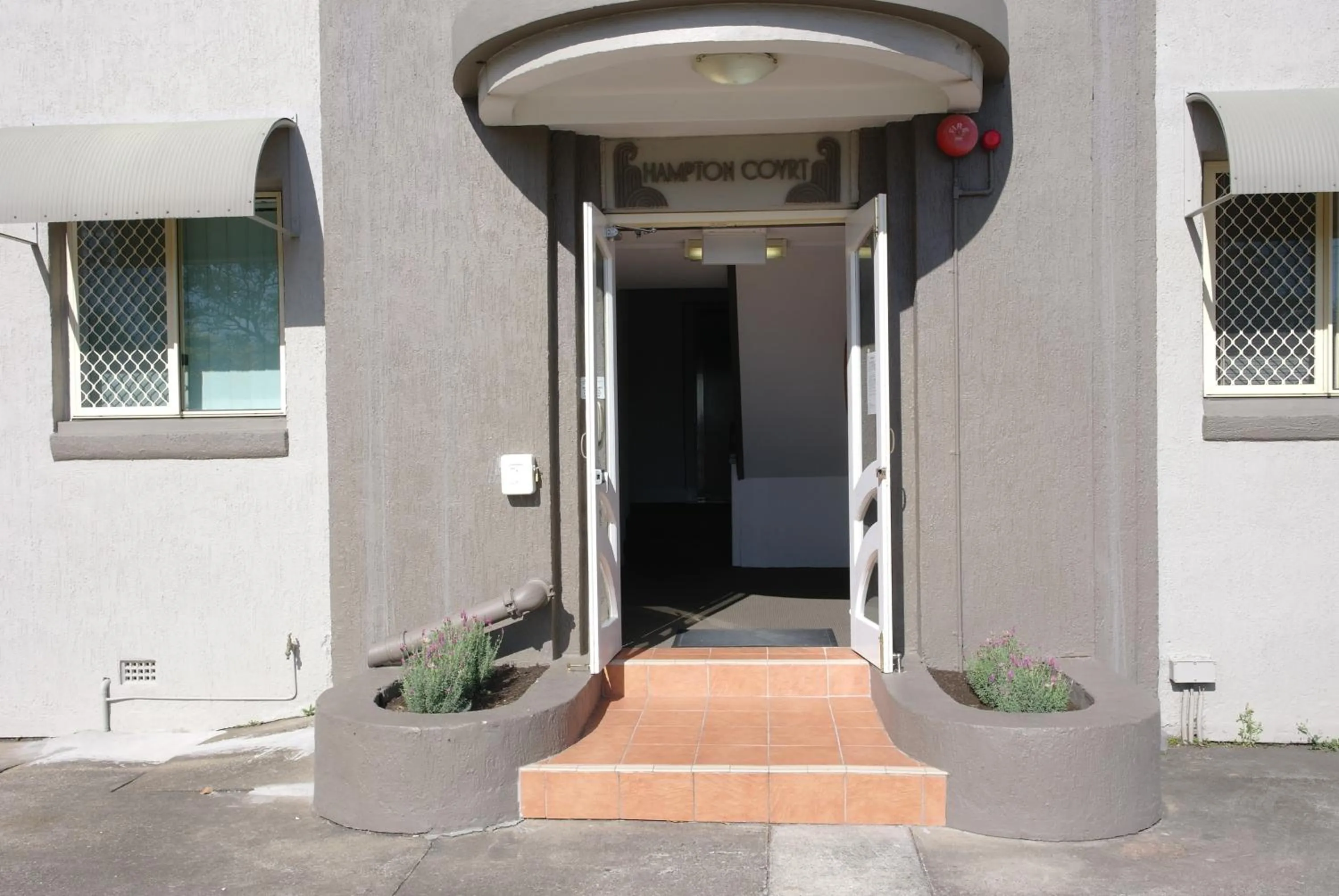 Facade/entrance in Hampton Court Apartments