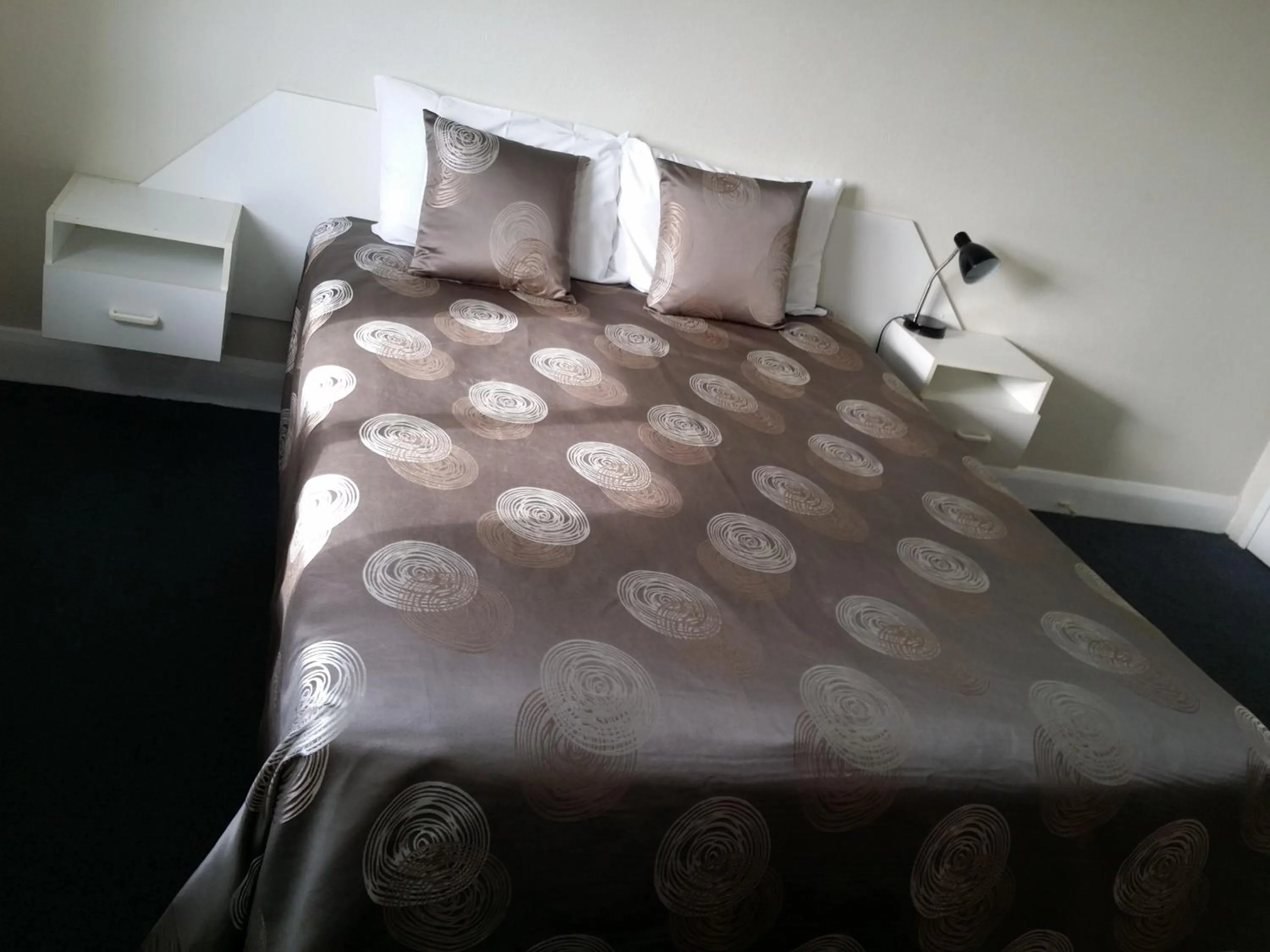 Bedroom, Bed in Hampton Court Apartments