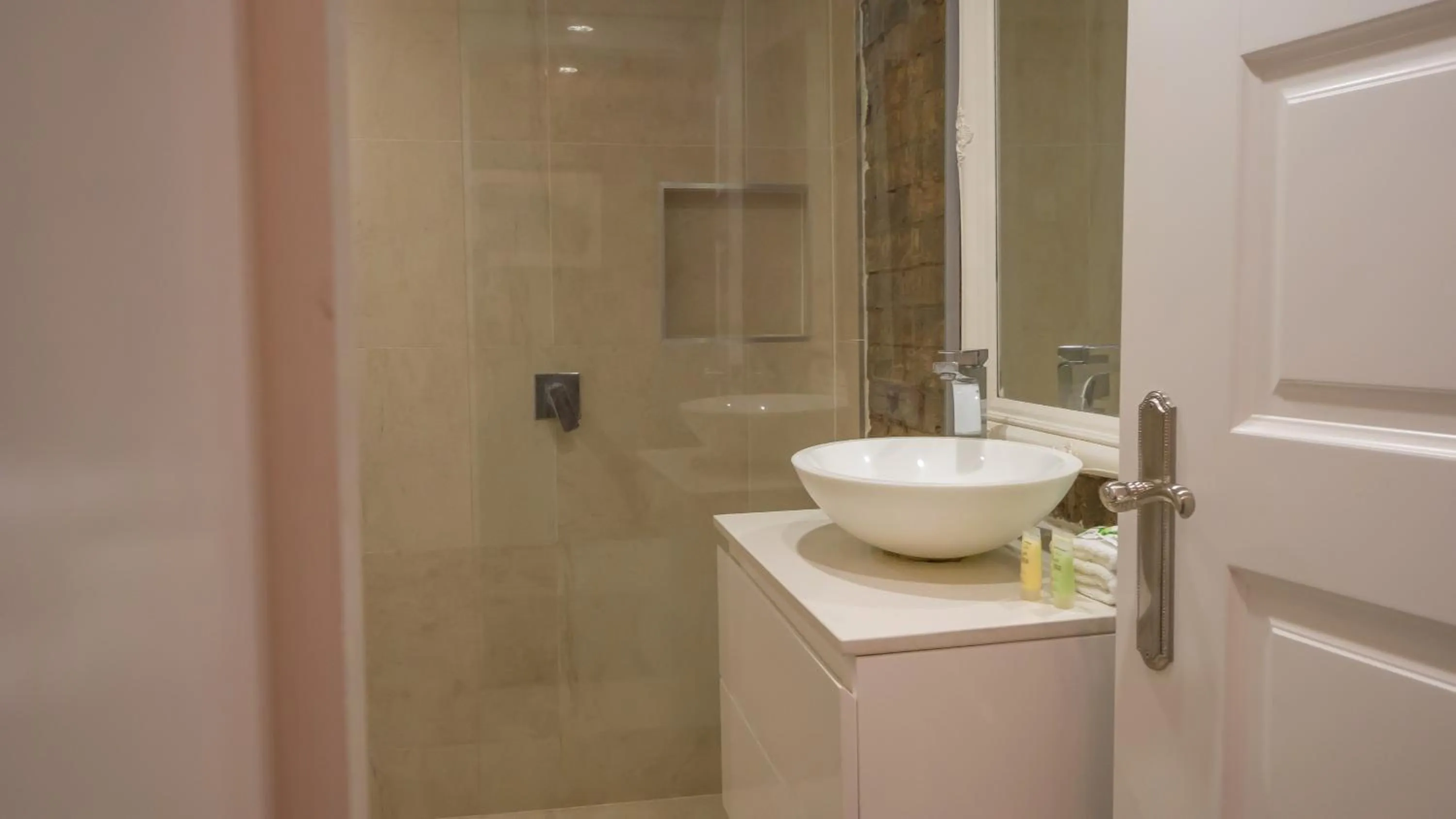 Bathroom in Hampton Court Apartments