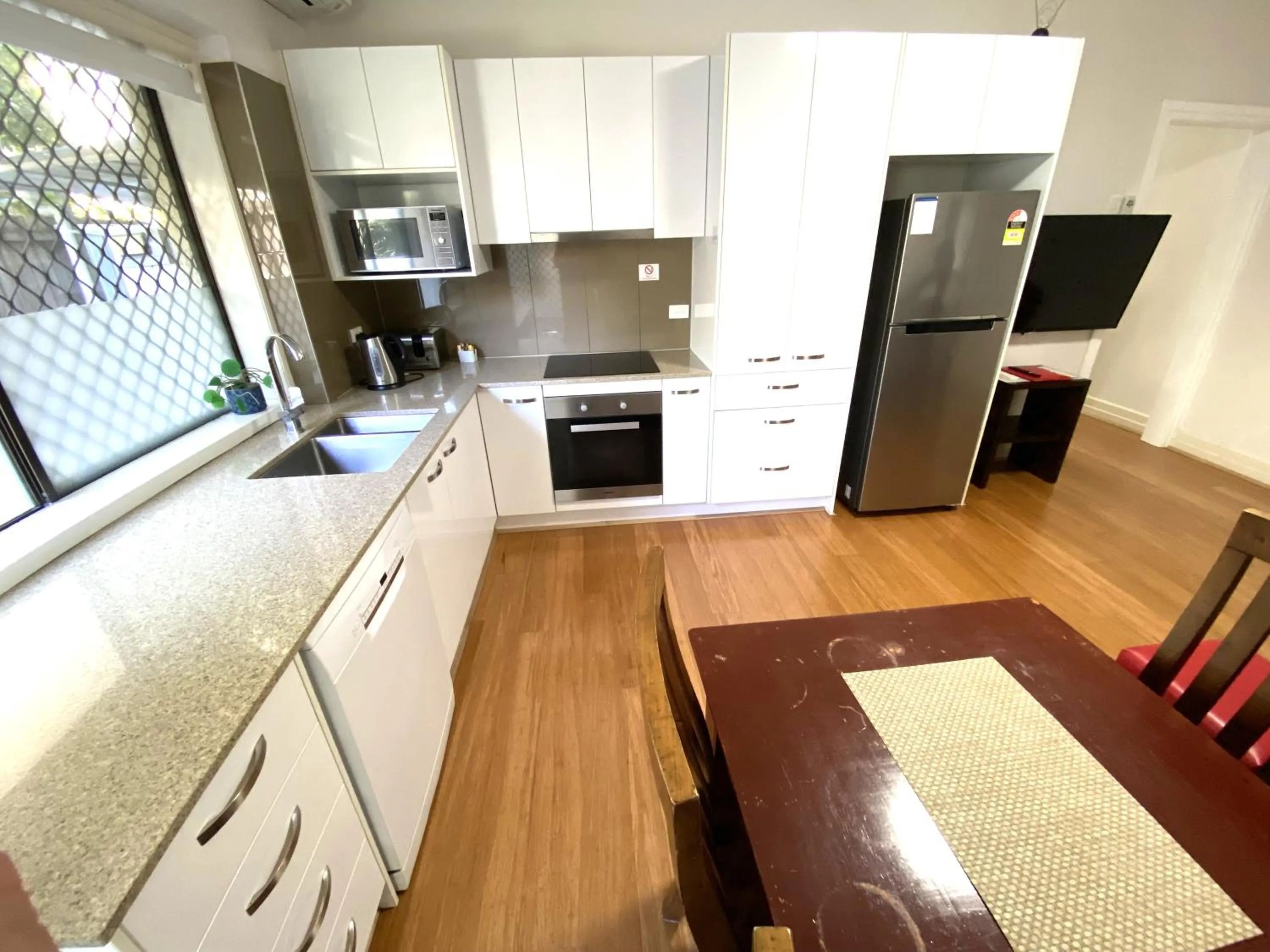 Kitchen or kitchenette in Hampton Court Apartments