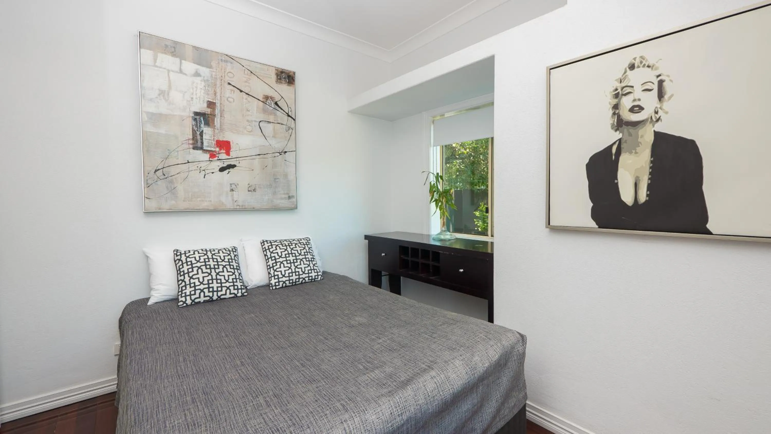 Photo of the whole room, Bed in Hampton Court Apartments