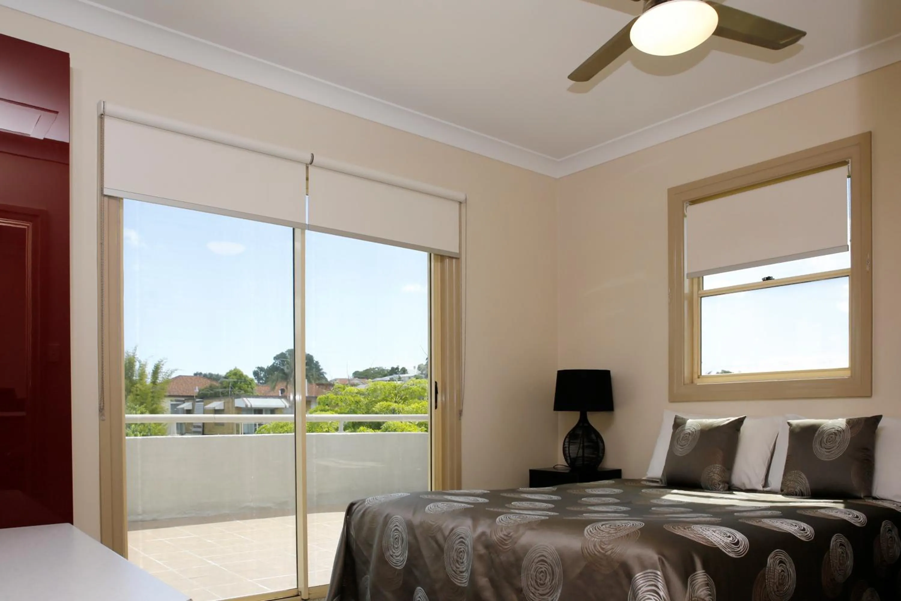Shower, Bed in Hampton Court Apartments