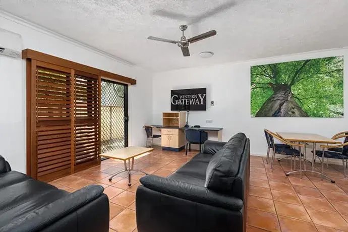 Two-Bedroom Apartment in Western Gateway Motel and Apartments Two-Bedroom Apartment in Western Gateway Motel and Apartments