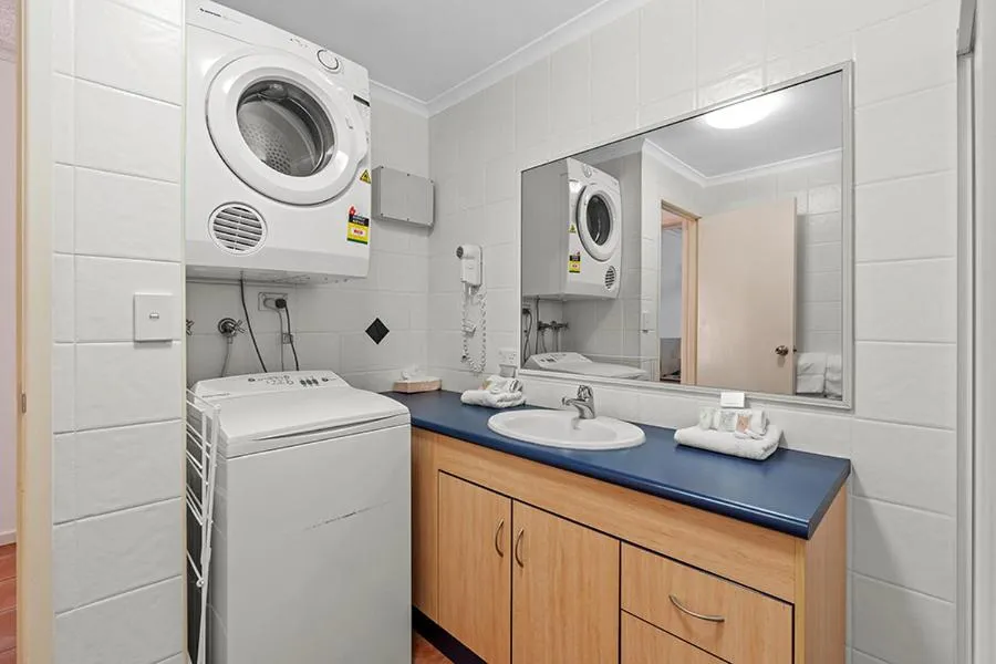 washing machine in Western Gateway Motel and Apartments