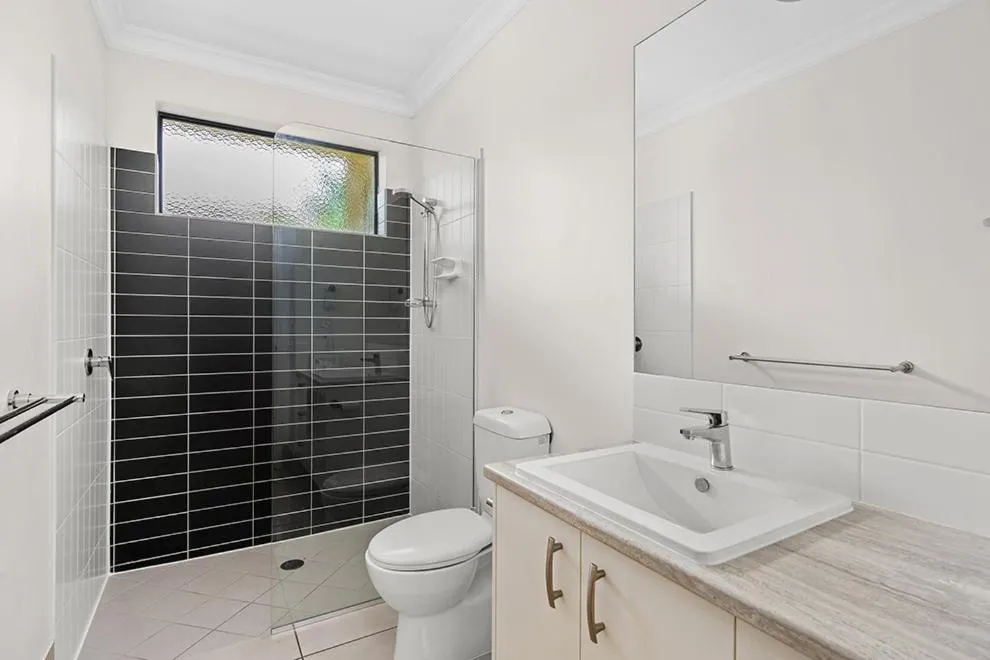 Bathroom in Western Gateway Motel and Apartments