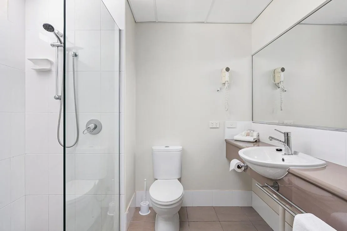 Bathroom in Western Gateway Motel and Apartments