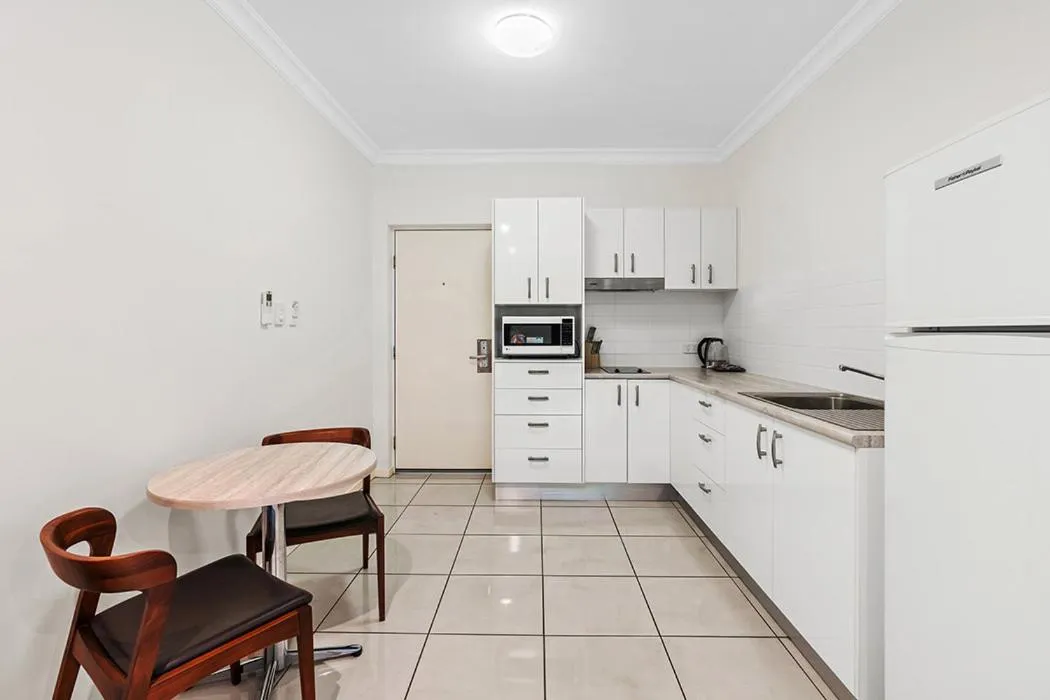 Kitchen or kitchenette in Western Gateway Motel and Apartments