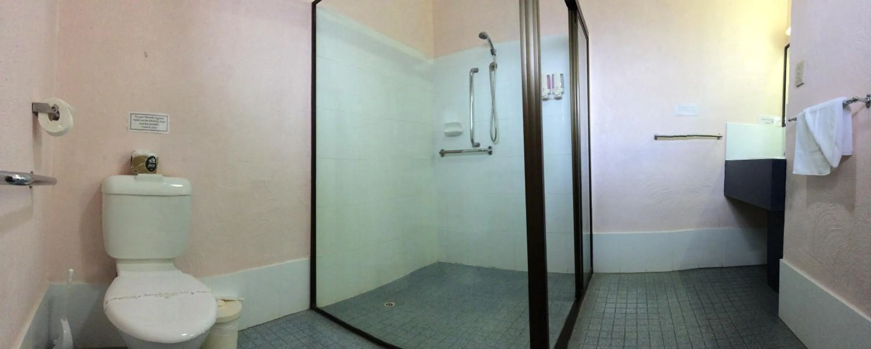 Bathroom in Childers Gateway Motor Inn