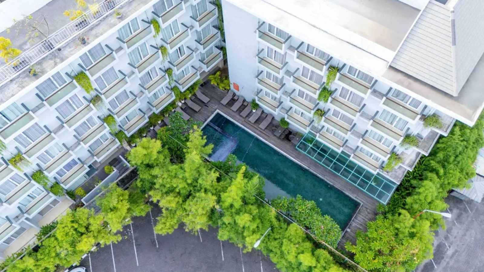 Swimming pool in HARRIS Hotel Kuta Galleria