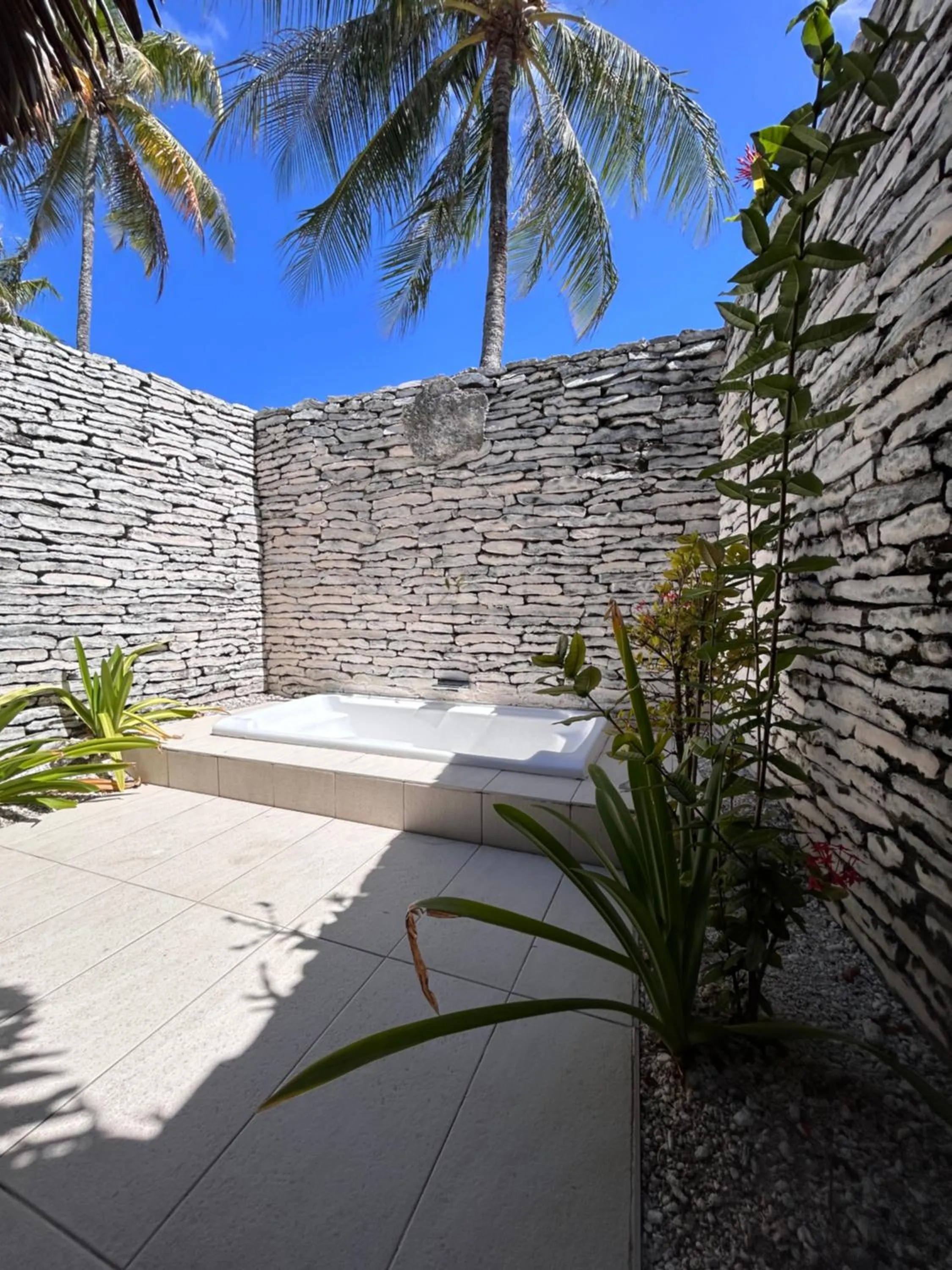 Bath in Hotel Kia Ora Resort & Spa