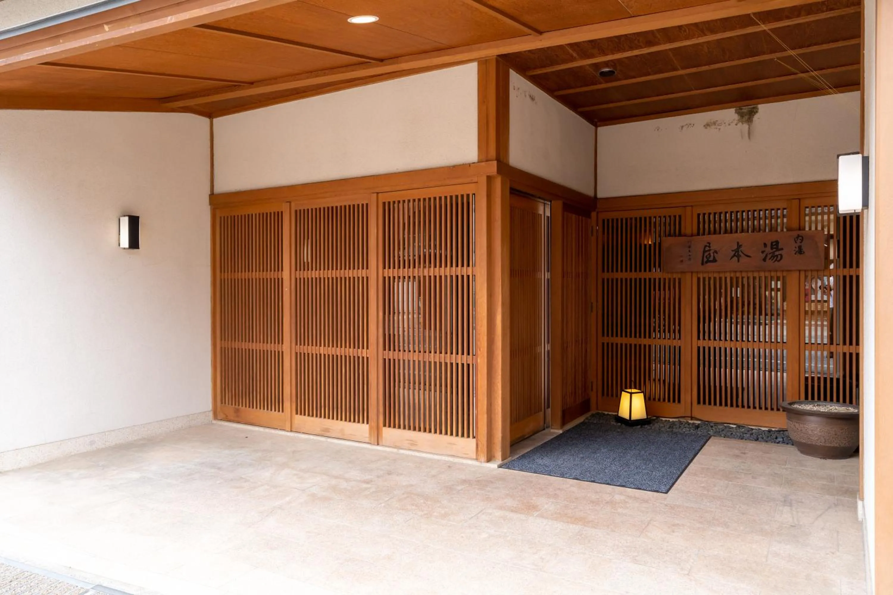 Facade/entrance in Yumotoya