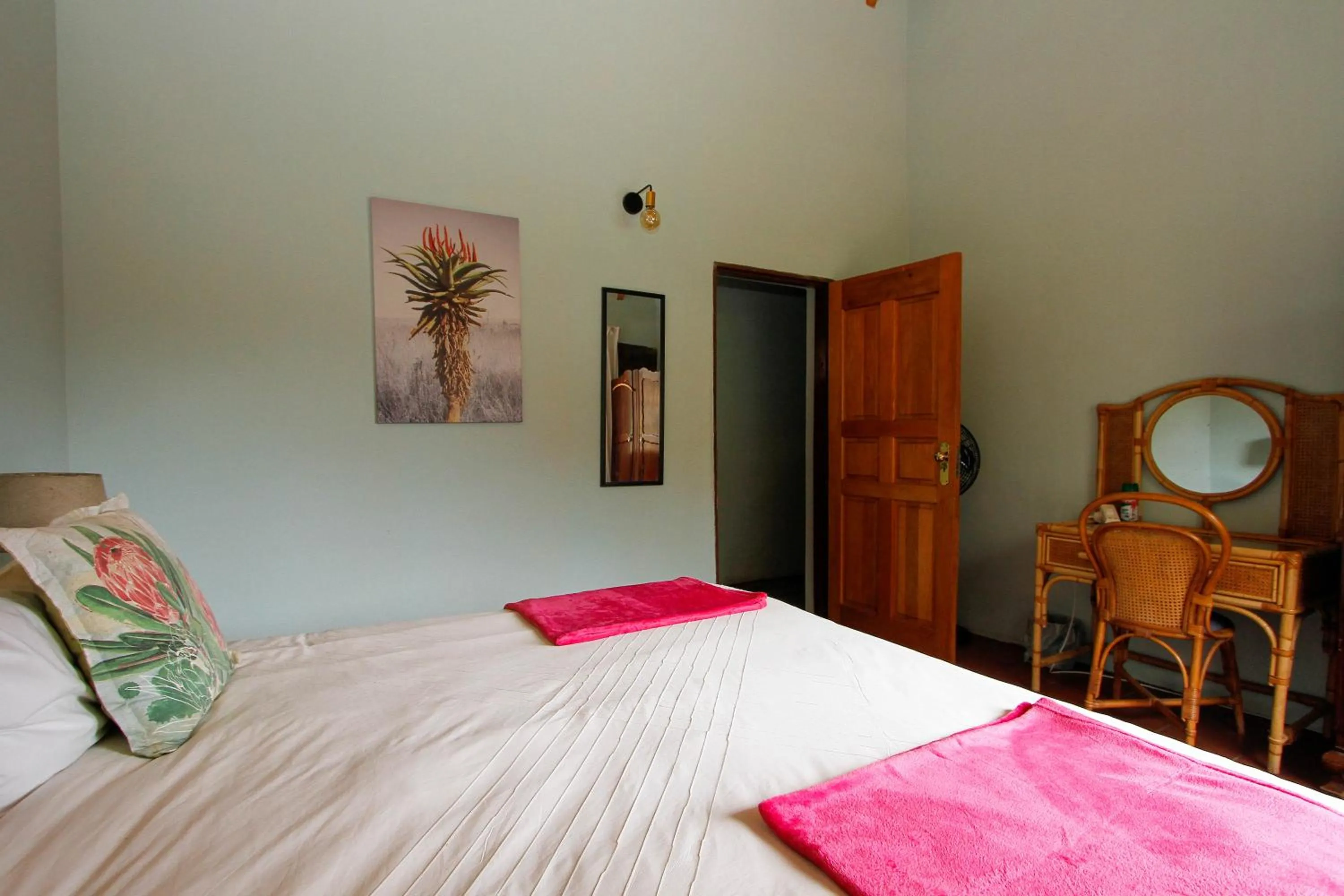 Toilet, Bed in Spion Kop Lodge