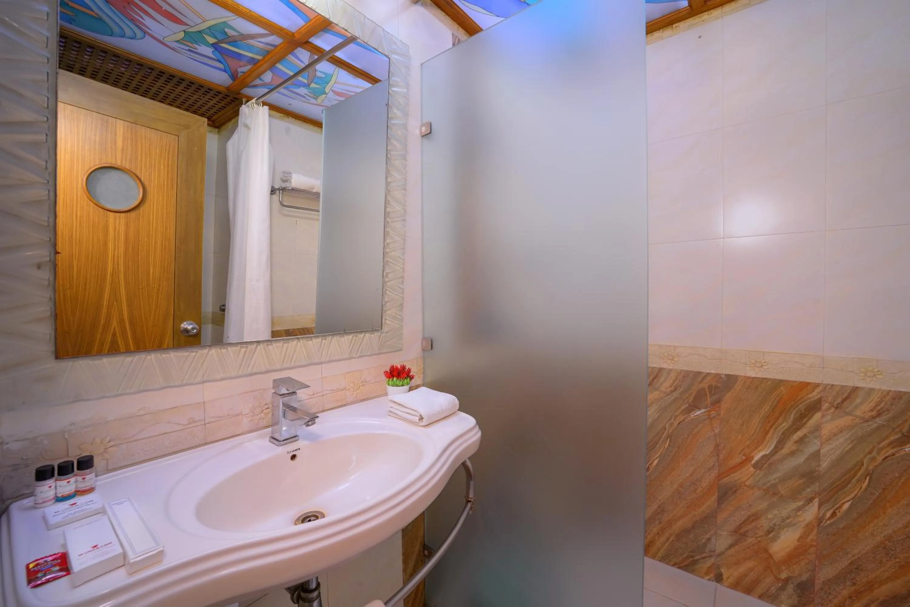 Bath in Wingston A TreeHouse Hotel, Mathura