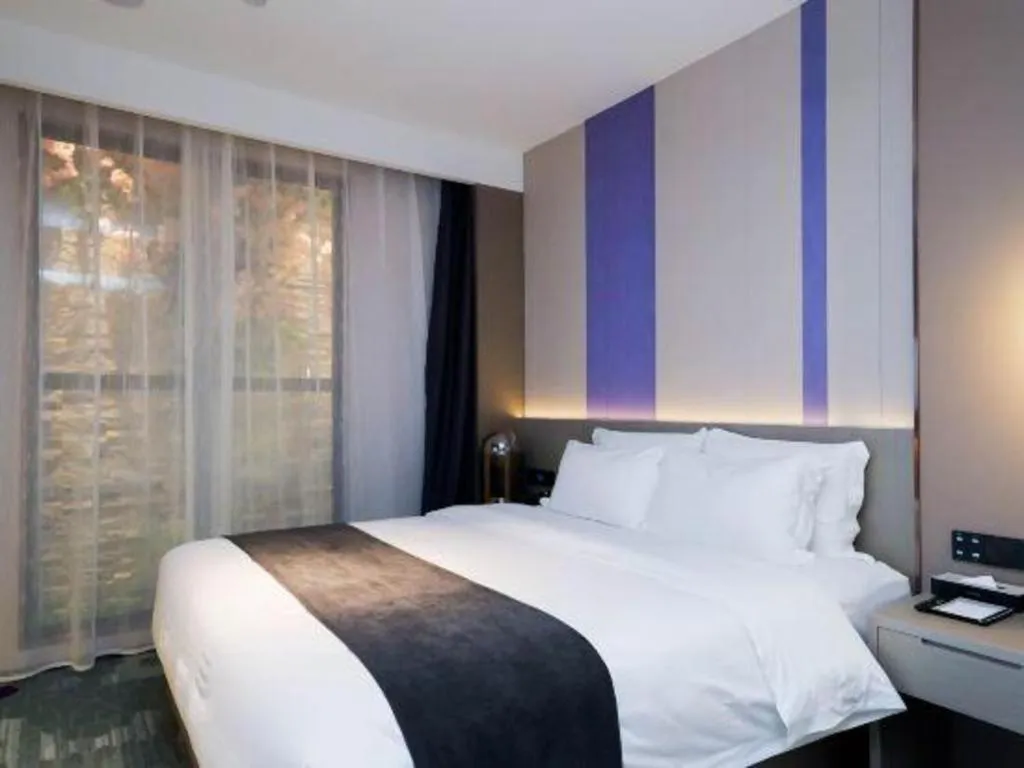 Bed in Lavande Hotel Shanghai Jing'an Shibei Gaoxin