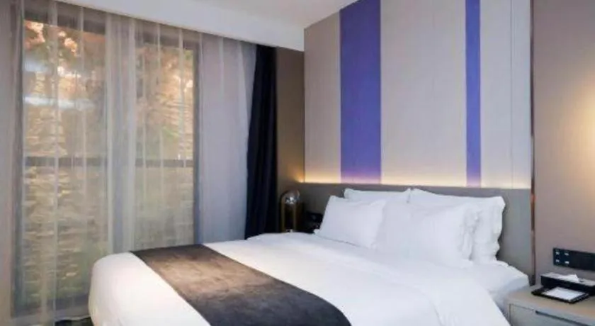 Bed in Lavande Hotel Shanghai Jing'an Shibei Gaoxin