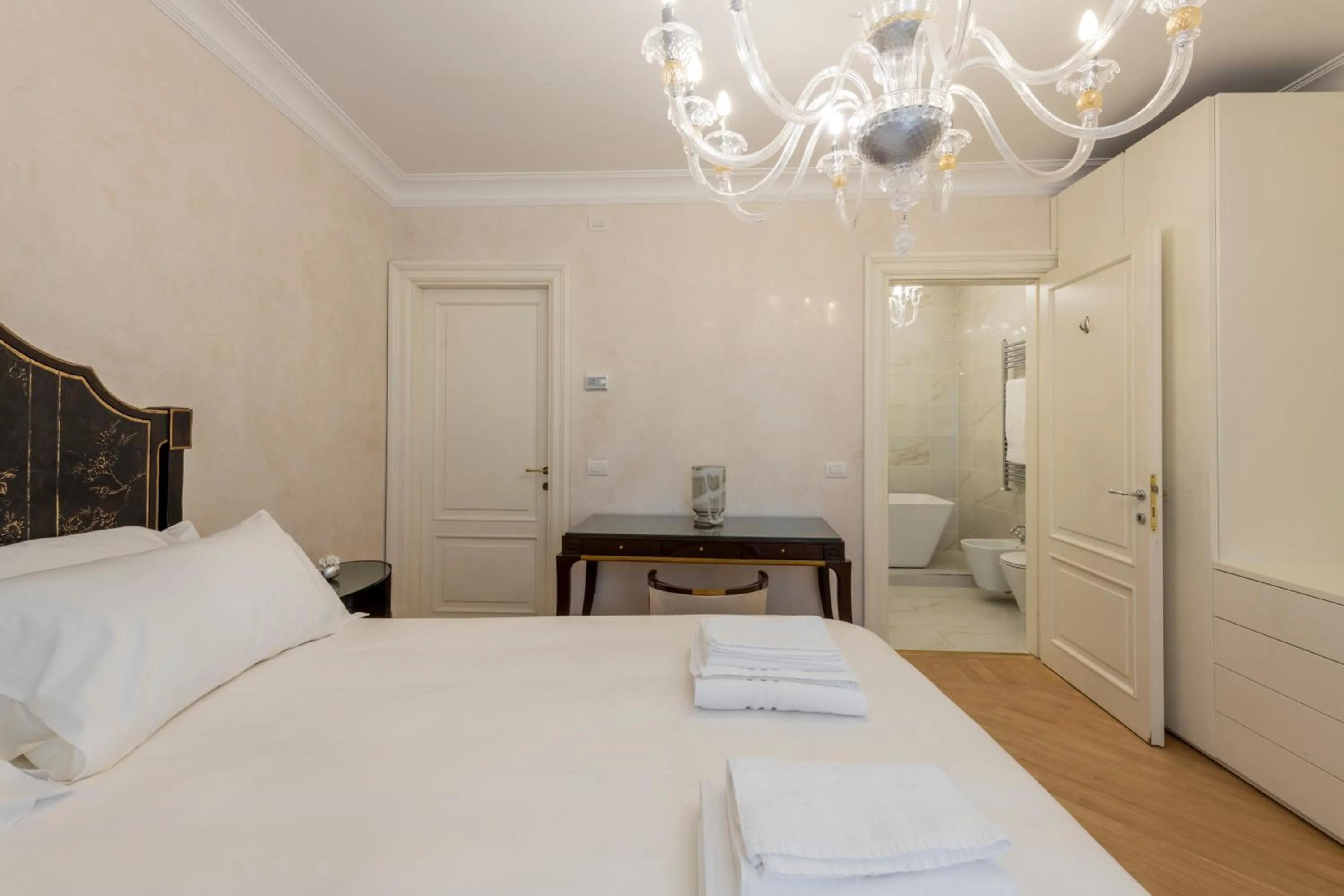 Bed in Milan Royal Suites - Centro Brera
