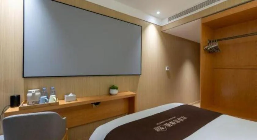 Bed in Super 8 Hotel Beijing South Railway Station Majiabao Metro Station