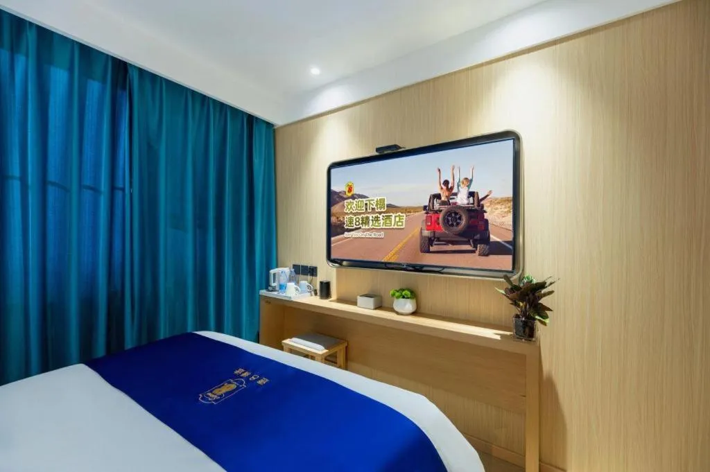 Bed in Super 8 Hotel Beijing South Railway Station Majiabao Metro Station