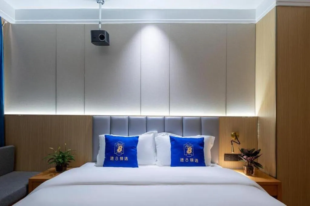 Bed in Super 8 Hotel Beijing South Railway Station Majiabao Metro Station