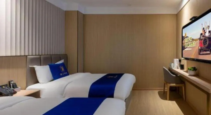 Bed in Super 8 Hotel Beijing South Railway Station Majiabao Metro Station