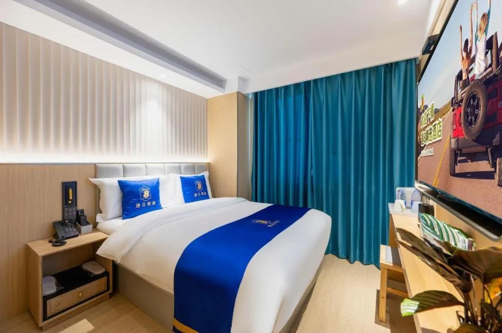 Bed in Super 8 Hotel Beijing South Railway Station Majiabao Metro Station