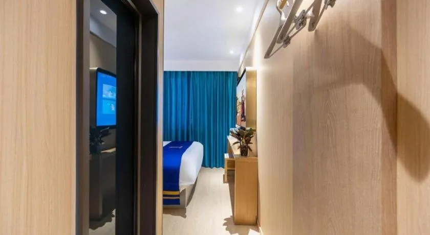 Bed in Super 8 Hotel Beijing South Railway Station Majiabao Metro Station