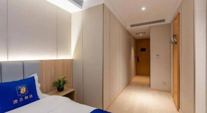 Bed in Super 8 Hotel Beijing South Railway Station Majiabao Metro Station