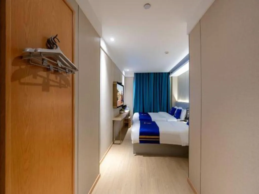 Bed in Super 8 Hotel Beijing South Railway Station Majiabao Metro Station