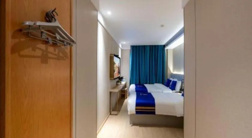 Bed in Super 8 Hotel Beijing South Railway Station Majiabao Metro Station