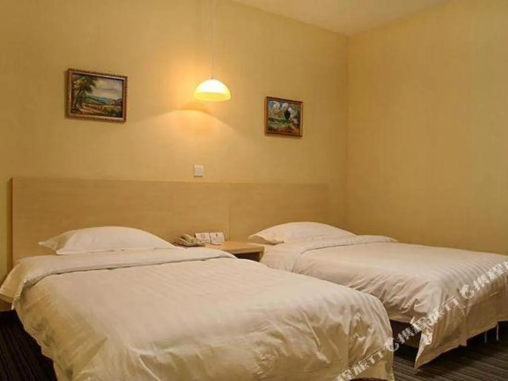 Bed in Super 8 Hotel Beijing South Railway Station Majiabao Metro Station