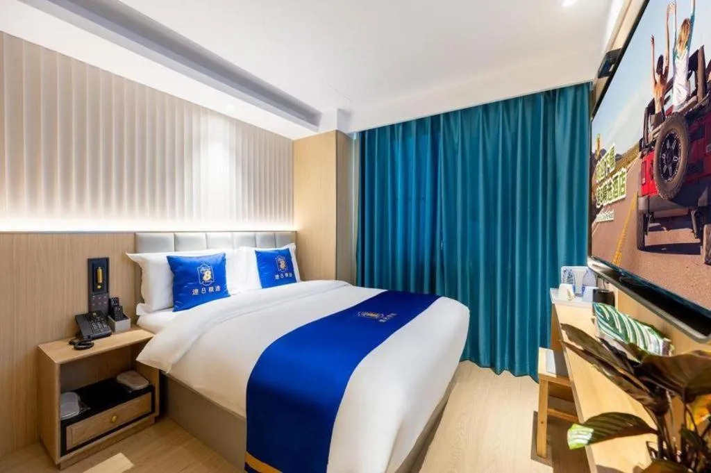 Bed in Super 8 Hotel Beijing South Railway Station Majiabao Metro Station