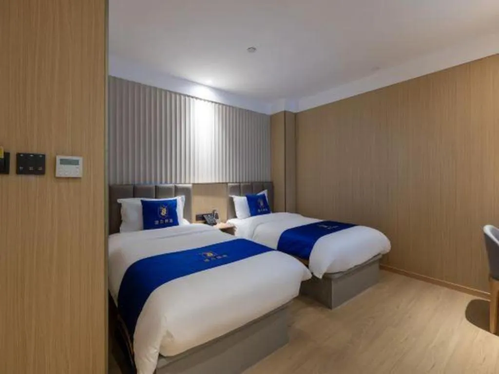 Bed in Super 8 Hotel Beijing South Railway Station Majiabao Metro Station