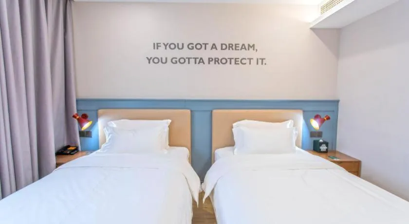 Bed in Premier City Comfort Hotel Yangzhou Shouxi Lake West Gate Weiyang Road Siji Garden